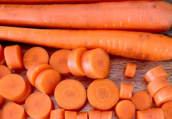 1. Этап. Куриный суп с овощами и макаронами: 2. Очистите морковь и нарежьте ее колечками.