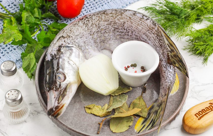 1. Этап. Отварная щука: Подготовьте указанные продукты. Щуку очистите от чешуи и внутренностей, промойте в воде внутри и снаружи. Очистите луковицу и промойте. Если лук крупный, то используйте половину овоща.