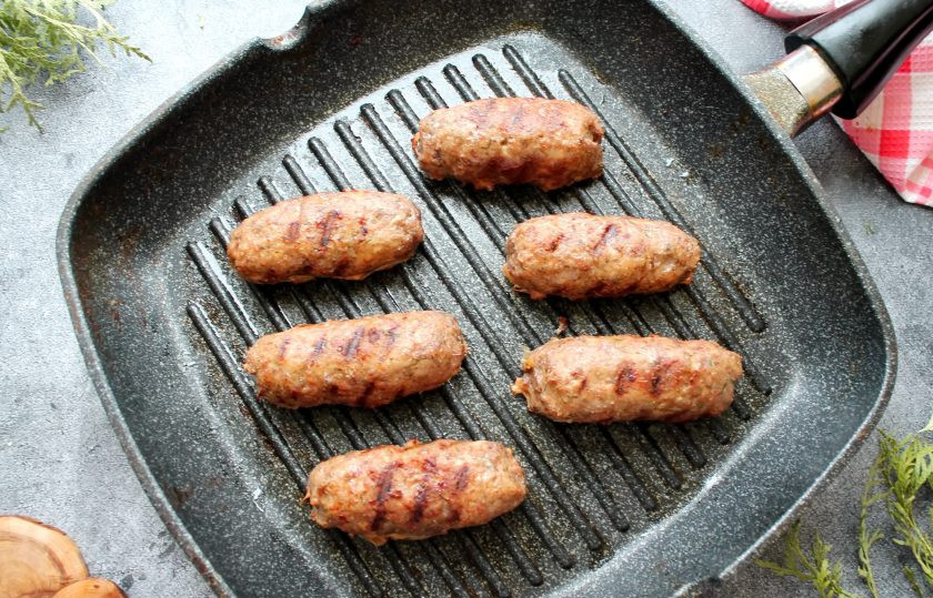 1. Этап. Кебаб из говядины с сыром: Сковороду гриль смажьте растительным маслом и разогрейте на среднем огне. Выложите кебабы и обжаривайте по 4 минуты с четырех сторон, до готовности. Готовые кебабы снимите с огня и подавайте.