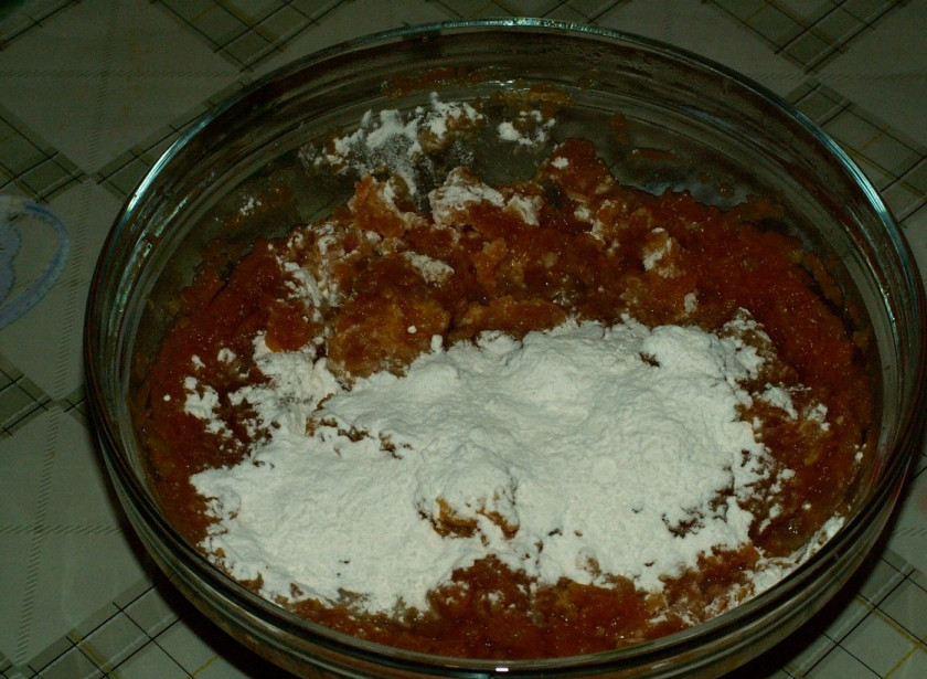 1. Этап. Диетические оладьи из тыквы: Добавьте муку.