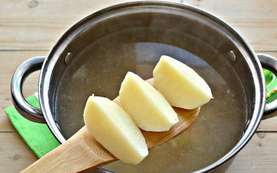 1. Этап. Уральские щи: 3. Очистите картошку и крупно нарежьте, отправьте в кастрюлю и варите до готовности, затем достаньте из кастрюли.