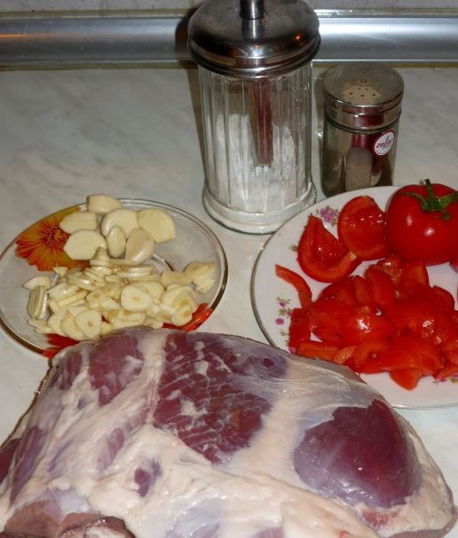 1. Этап. Баранина с помидорами в фольге: 1. Подготовим ингредиенты. С мяса обрезаем излишки жира и кожицы, промываем и обсушим. Помидоры режем тонкими ломтиками, а чеснок делим на зубчики, и нарезаем их пластинками.