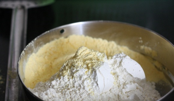 1. Этап. Песочное печенье без яиц: 1. В глубокой мисочке соединить просеянную с разрыхлителем муку и порошок заварного крема. Аккуратно перемешать.