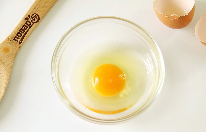 1. Этап. Маринад для мягкого мяса: Для маринада вбейте в миску одно яйцо.