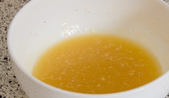 1. Этап. Грушево-лимонный пирог: 4. Для приготовления соуса соедините растопленное сливочное масло, мед, сок лимона.