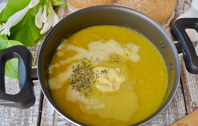 1. Этап. Суп из кабачков в хлебном горшочке: Горячие овощи пюрируйте погружным блендером, вливайте овощной бульон, регулируйте им густоту супа. Добавьте сливочное масло, сливки, прованские травы, черный перец и откорректируйте суп по соли.