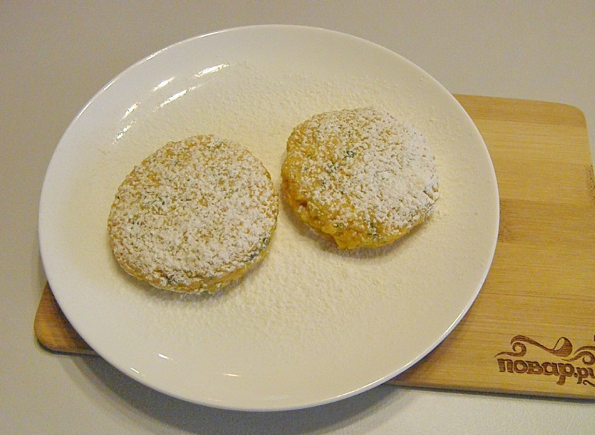 1. Этап. Постные котлеты из кабачков и тыквы: Мокрыми руками сформируйте котлеты, панируйте их в муке.