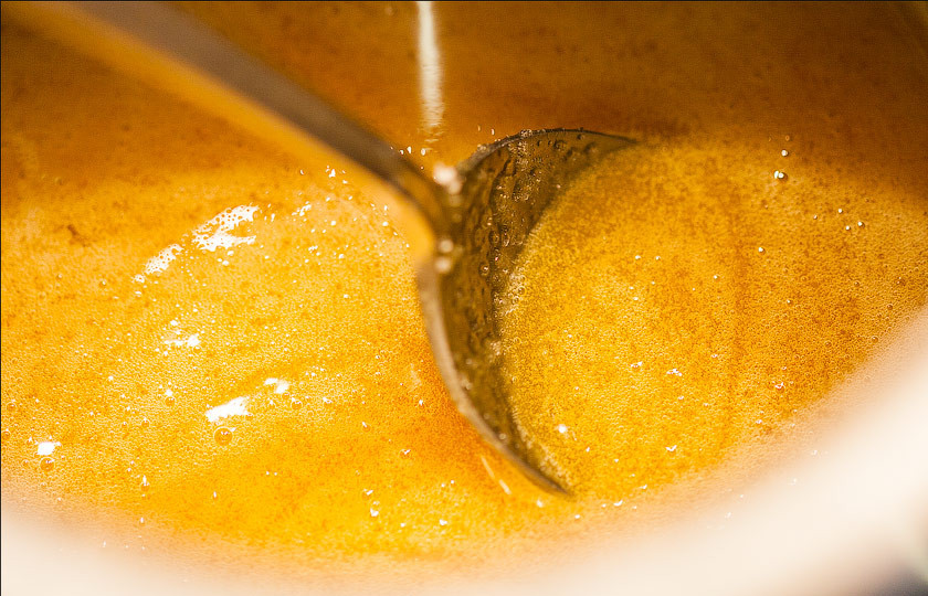 1. Этап. Чак-чак без водки: Подогрейте мед с сахаром на водяной бане.