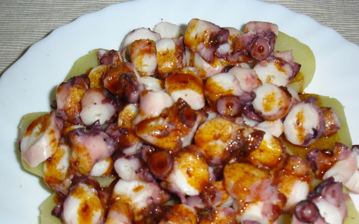 1. Этап. Осьминог с картофелем: Сваренный картофель нарезаем и выкладываем на тарелку, солим. Кухонными ножницами аккуратно нарезаем осьминога. подаем блюдо к столу с простым соусом из оливкового масла и сладкой паприки. Приятного аппетита!