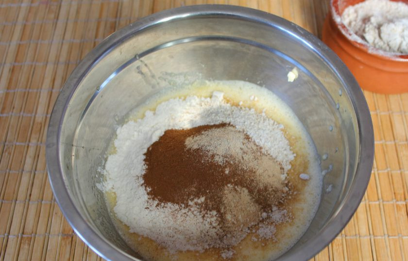 1. Этап. Рождественский кекс с коньяком: Добавляем перемолотые пряности и все перемешиваем.