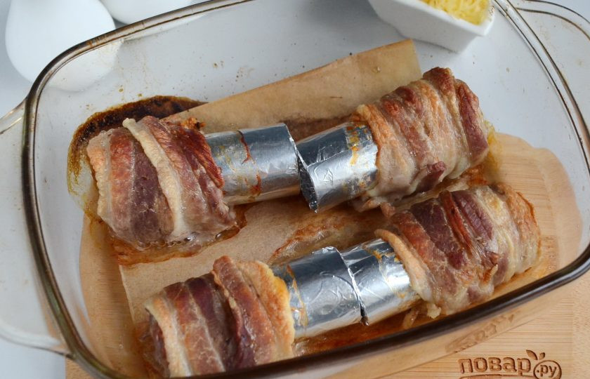 1. Этап. Шоты из бекона: Снимите готовые шоты из бекона с металлических трубочек.