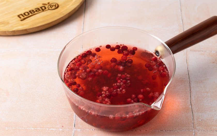 1. Этап. Брусничный сбитень: Добавьте в сотейник, доведите до кипения и варите 5-6 минут.