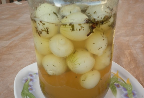 1. Этап. Маринованный лук в банках на зиму: 3. В стерильные банки выкладываем лук, заливаем горячим маринадом. Завинчиваем стерильными крышками.