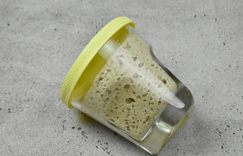 1. Этап. Литовский хлеб: Перед выпечкой хлеба заранее позаботьтесь о закваске. Для этого возьмите 25 граммов стартера и смешайте с 50 мл. воды и 50 граммами ржаной муки. Размешайте и оставьте для активации на 6-10 часов. Удобнее сделать закваску с вечера и оставить ее на ночь.