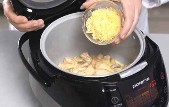 1. Этап. Мясо индейки в мультиварке: 4. Тем временем можно натереть на средней или мелкой терке сыр. Когда процесс завершится, добавить в чашу сыр. Все хорошо перемешать и продолжить готовить еще 10 минут в режиме Тушение.