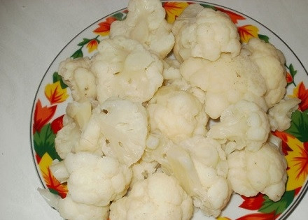 1. Этап. Запеканка из цветной капусты в духовке: Отваренную капусту остужаем.