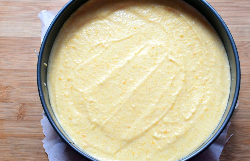 1. Этап. Тыквенный чизкейк без выпечки: Выложите массу ровным слоем на основу, затяните форму пищевой пленкой и уберите в холодильник минимум на 6 часов.