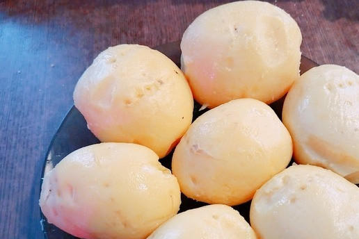 1. Этап. Фаршированный картофель в мундире: Картофель помыть, наколоть вилкой (чтобы не полопалась кожура) и отварить в подсоленной воде до готовности. Остудить и очистить.