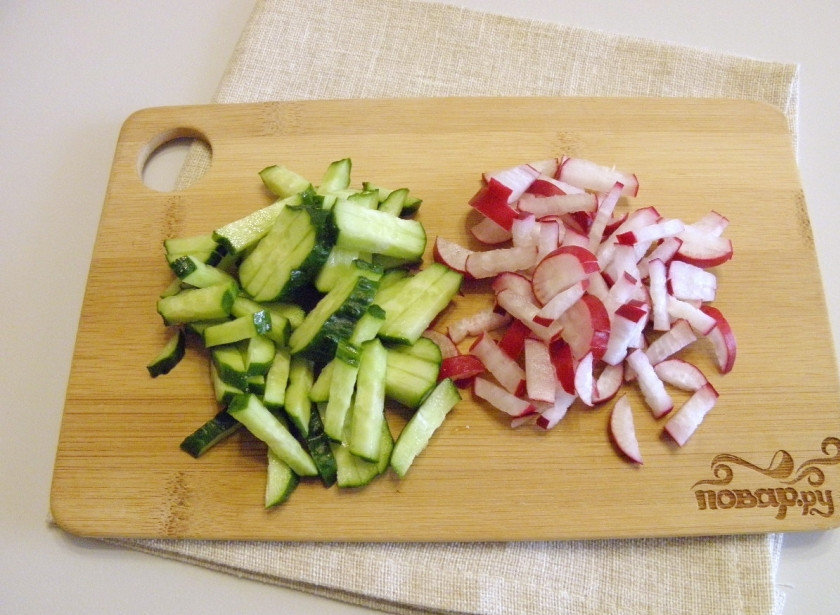 1. Этап. Салат из одуванчиков: Редис и огурец вымойте, отрежьте хвостики, порежьте тонко соломкой.