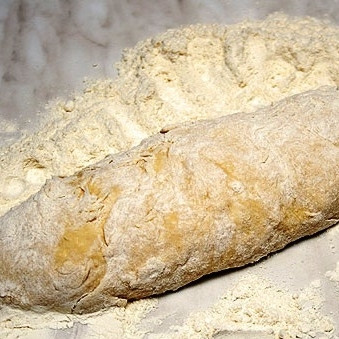 1. Этап. Корзинки с пшенной кашей: Должно получиться эластичное и не прилипающее к рукам тесто. Формируем из теста колбаску, кладем ее на присыпанную мукой рабочую поверхность. Даем тесту постоять минут 10.