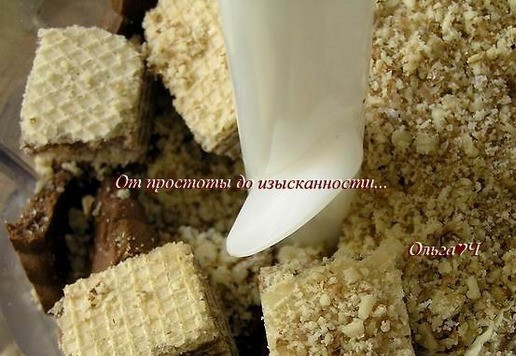 1. Этап. Торт Два шоколада и лесные ягоды: Приготовьте основу для торта. В чашу блендера выложите печенье, орехи и вафли, измельчите.