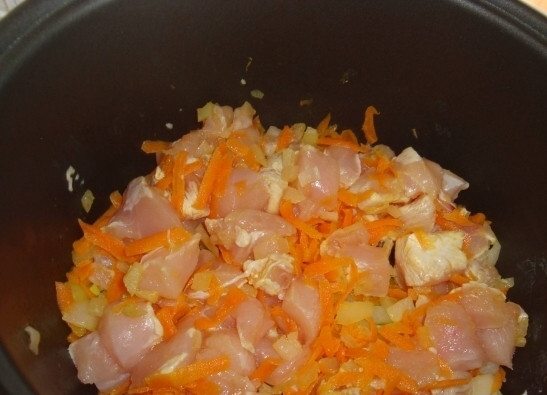 1. Этап. Куриный плов в мультиварке: 7. По прошествии указанного времени выкладываем к овощам мясо. Тушим, пока не прозвучит сигнал мультиварки.