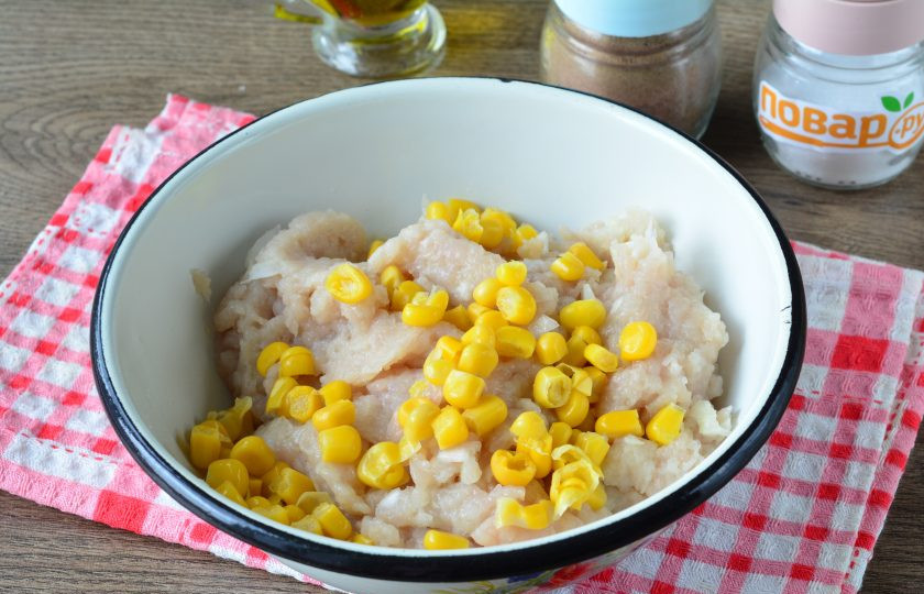 1. Этап. Котлеты из индейки с кукурузой: Переложите в глубокую емкость получившийся фарш и всыпьте консервированную кукурузу.