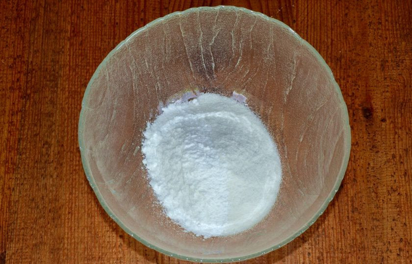 1. Этап. Японские пирожные Моти: Рисовую муку соедините с сахарной пудрой.