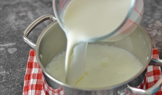 1. Этап. Каша пшённая молочная классическая: После закипания воды влейте в кастрюлю молоко. Этим способом всегда пользовалась моя бабушка, считается что так каша не будет пригорать.