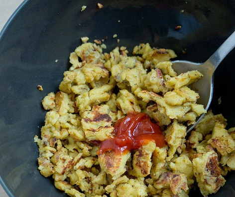 1. Этап. Омлет из яичного порошка: Подаем готовый омлет с овощами или с соусом. Приятного аппетита!