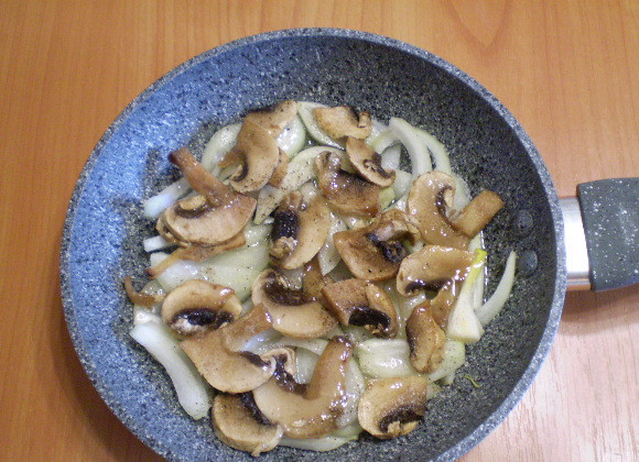 1. Этап. Суп рыбный с грибами: 4. Лук и грибы жарим до готовности на масле.