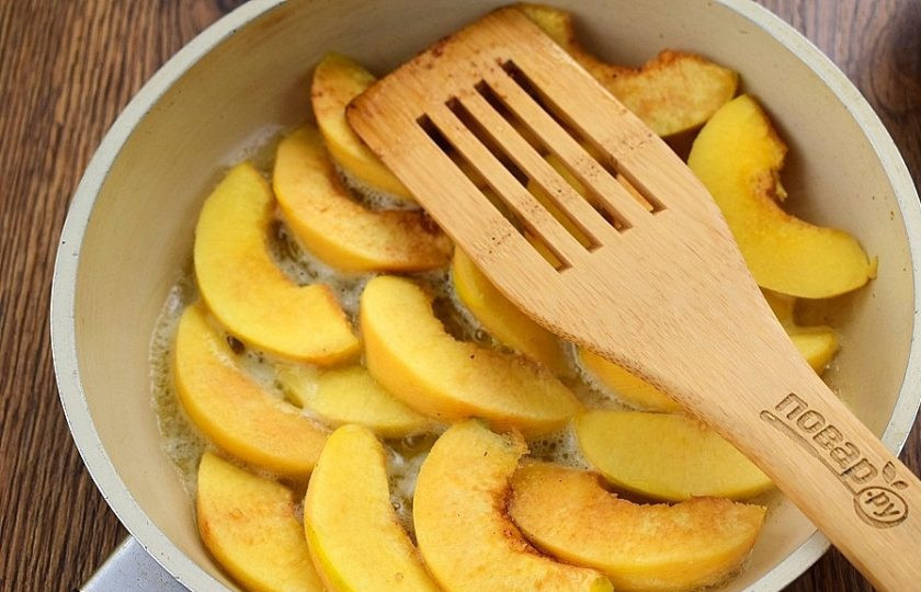 1. Этап. Жаркое из курицы с айвой: Айву очистите, нарежьте на ломтики. На второй сковороде растопите сливочное масло добавьте айву, сахар и обжарьте ломтики до золотистой корочки, так чтобы айва осталась твердой.