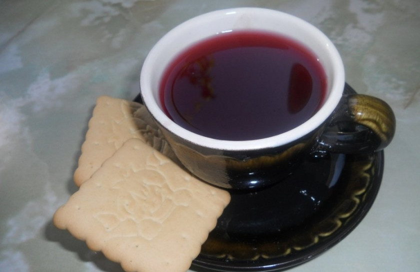 1. Этап. Компот из варенья вишневого: 4. Проварив компот, снимаем емкость с огня. Даем компоту немного настояться (минут 10). После этого компот из варенья вишневого можно разливать по стаканам или чашкам. Наслаждайтесь напитком! Я подаю его в виде чая вместе со сладким десертом (печенье, торт и т.п.).