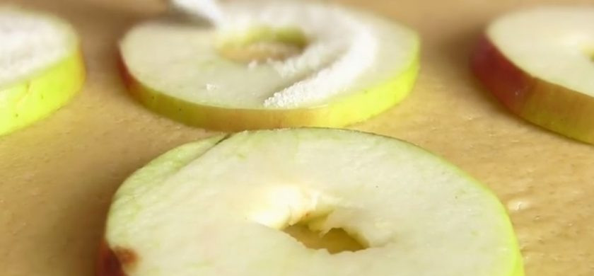 1. Этап. Пирожки песочные с яблоками: 3. Выложите на пласт теста яблоки, присыпьте их сахаром и накройте вторым пластом теста. Вырежьте по кругу и защипните, как вареники. Выложите пирожки на противень, покрытый пергаментом.