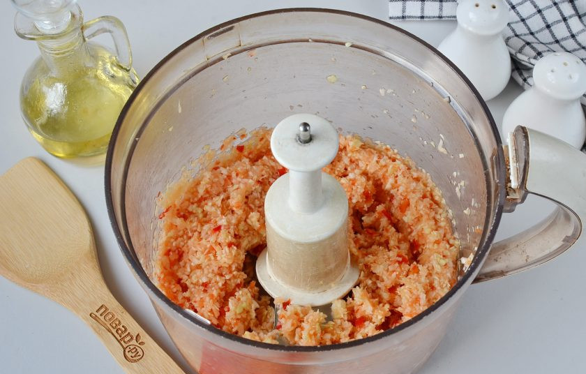 1. Этап. Постные котлеты из пшена: Включите комбайн на 3-4 минуты, чтобы максимально измельчить овощи.