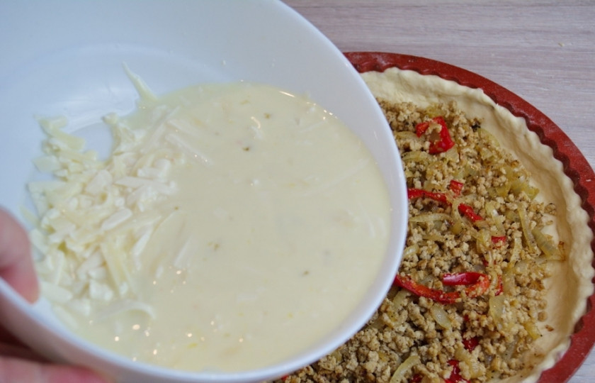 1. Этап. Киш классический: Полученную массу вылейте на начинку.