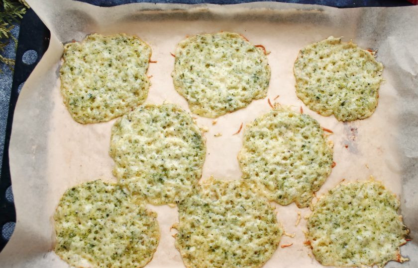 1. Этап. Сырные чипсы из сыра: Противень поставьте в горячую духовку и запекайте при температуре 220 градусов 3-5 минут. Сыр должен растаять и подсохнуть.