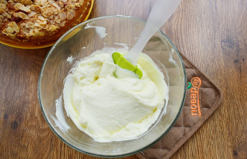 1. Этап. Медовый торт Пчелиный укус: Хорошо охлажденные сливки 35% взбейте до мягких пиков. Добавьте их в заварной крем, взбейте на малых оборотах до однородности.