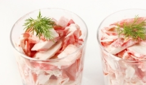 1. Этап. Крабовый салат с помидорами: Салат можно разложить по салатницам и украсить его парой веточек зелени. Приятного аппетита!