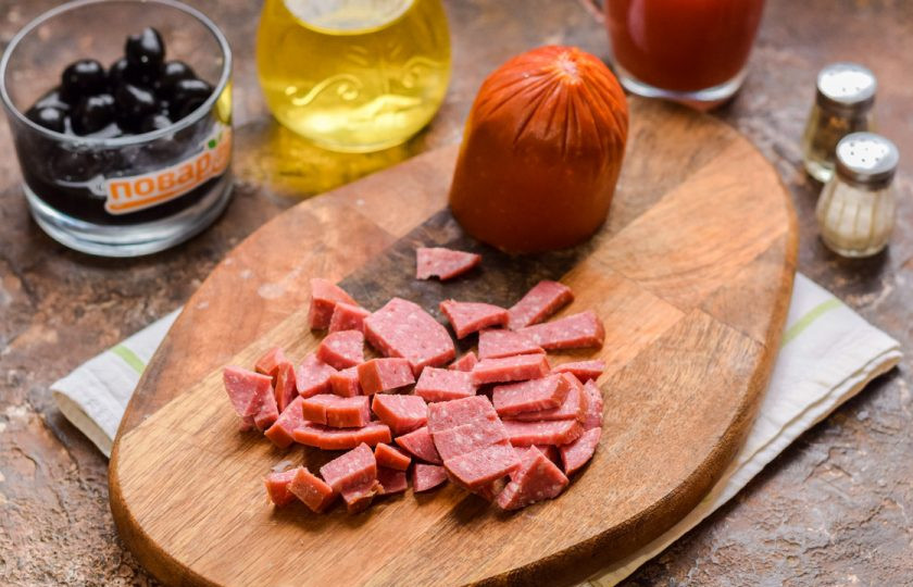 1. Этап. Солянка Барская: Копченую колбасу нарежьте небольшими кубиками или полосками.