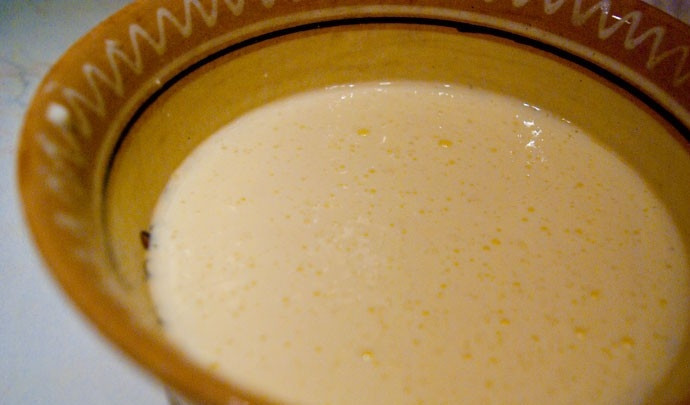 1. Этап. Мясо по-французски из филе курицы: 4. Сделаем заливку: взбиваем яйца до однородности. Добавим к ним немного соли и сметану. Заливаем поверх сыра, отправляем блюдо в духовку.