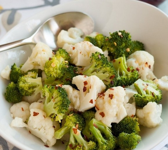 1. Этап. Овощи на пару: Для простого гарнира к мясу или рыбе, перемешайте овощи с небольшим количеством оливкового или сливочного масла, солью, острым красным перцем в хлопьях и лимонным соком по вкусу.