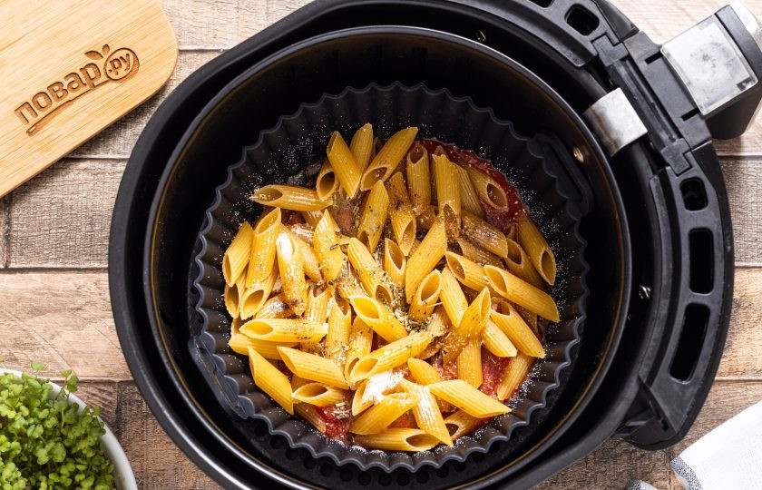 1. Этап. Макароны в аэрогриле: Добавьте соль, черный молотый перец, лук сушеный молотый и сушеные итальянские травы.