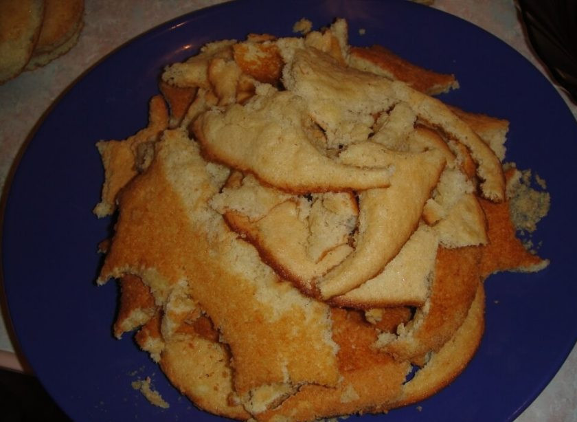 1. Этап. Торт Черепаха со сметаной: 9. Первым слоем выложите бисквитные обрезки, сформируйте из них горку.