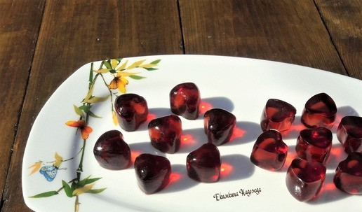 1. Этап. Вишневый мармелад из сока: Домашний мармелад из вишневого сока готов! Одна долька мармелада - суточная норма коллагена. Ваша кожа, ногти и суставы скажут вам - спасибо!