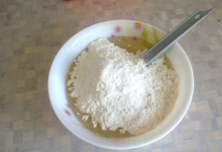 1. Этап. Тесто для баурсаков: Далее начинаем постепенно всыпать муку. Тесто должно получиться мягким и эластичным.