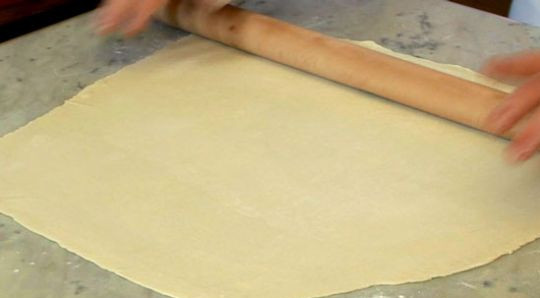 1. Этап. Постное бездрожжевое тесто: 3. Тесто через полчаса достаем, раскатываем в большой тонкий пласт. Смажем его растительным маслом и свернем в рулет. Так тесто не слипнется, и его будет удобно раскатывать после разморозки.