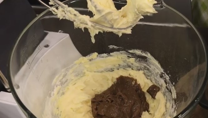 1. Этап. Торт Пьяная вишня (нежный и сочный): 6. Мягкое сливочное масло взбейте миксером, добавьте полстакана сахарной пудры. Частями добавляем остывший заварной крем и взбиваем миксером до однородности.