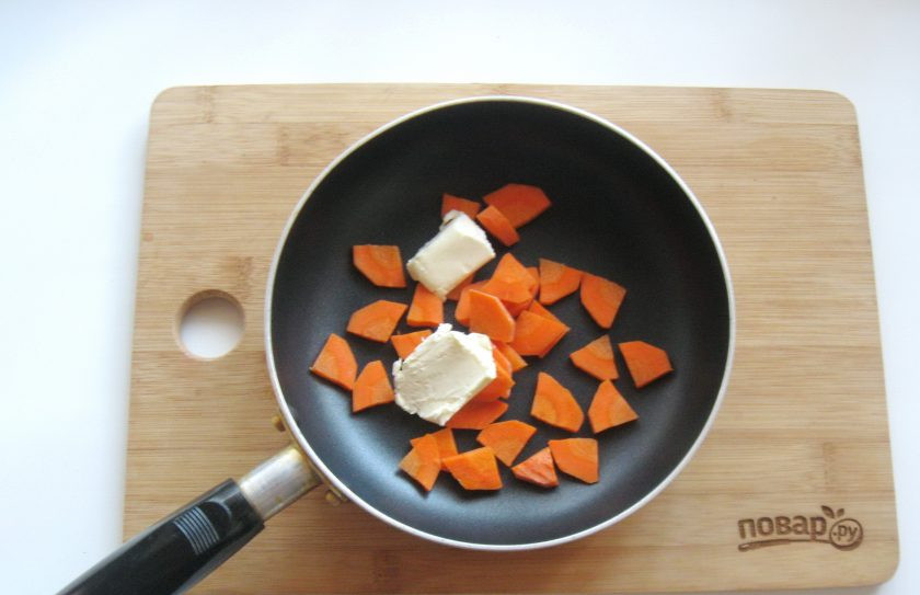 1. Этап. Грибной суп с молоком: Морковь очистите, помойте, нарежьте и выложите в сковороду. Добавьте кусочек сливочного масла.