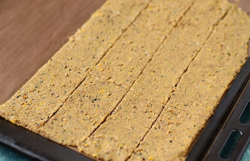 1. Этап. Льняные хлебцы с тыквой: Выложите получившуюся массу толщиной 3-4 мм. на силиконовый коврик или лист для выпечки. Разрежьте на прямоугольники. Отправьте хлебцы в духовку на 2,5-3 часа при температуре 120 градусов.